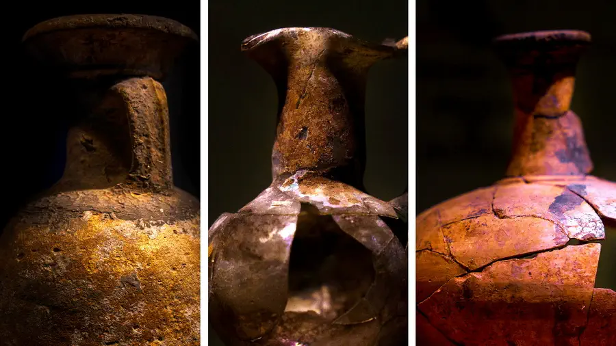 Shells and vessels dug out in the ground in the Santadner museum