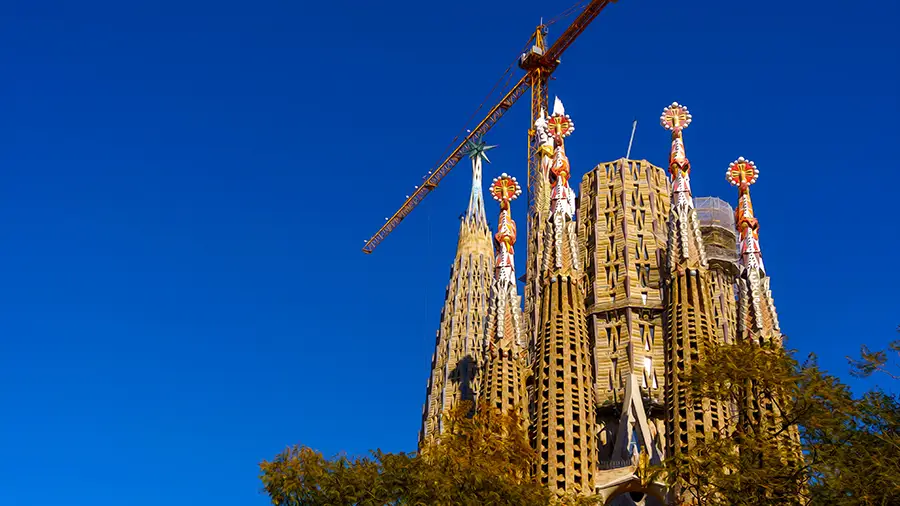 Barcelona Sagrada Familia church park