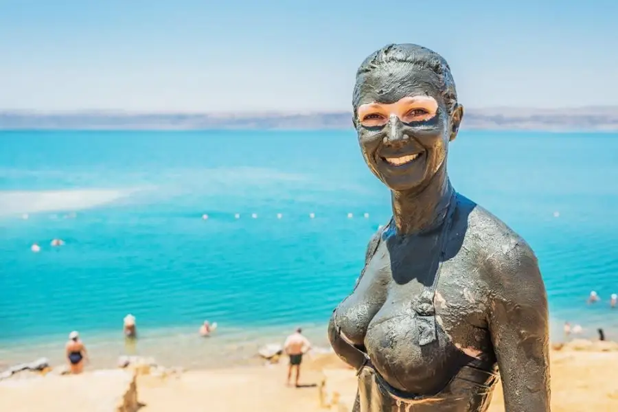 Dead Sea mud and other health muds