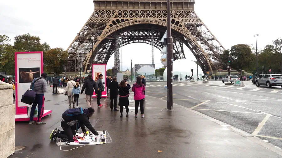 Myths about dangerous Paris near the Eiffel Tower