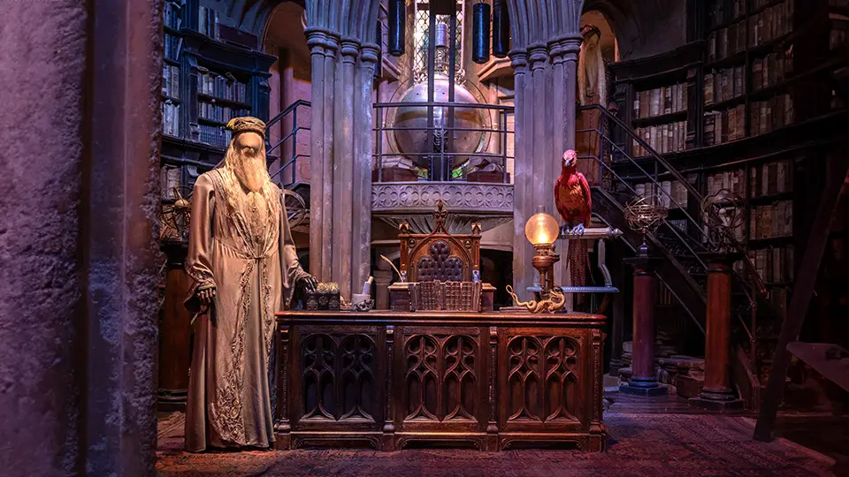 Warner Bros Studio Tour London Harry Potter and profesor Dumbledores office