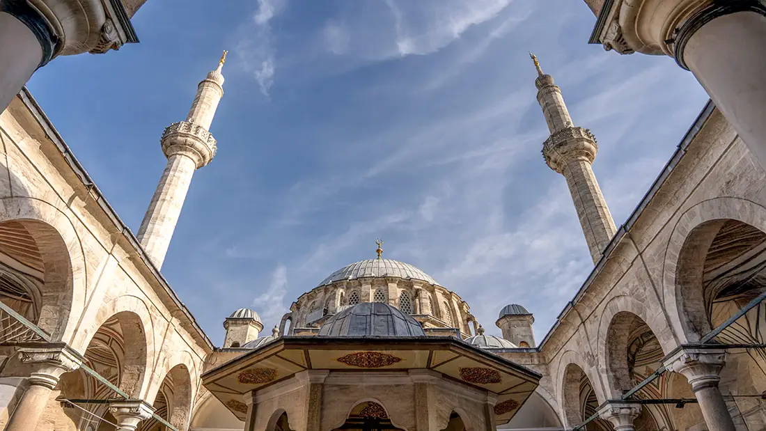 Blue Mosque in Istanbul sightseeing and curiosities