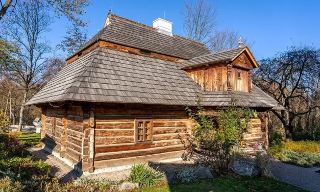 Zacisze Manor House in Miechów, a beautiful wooden monument